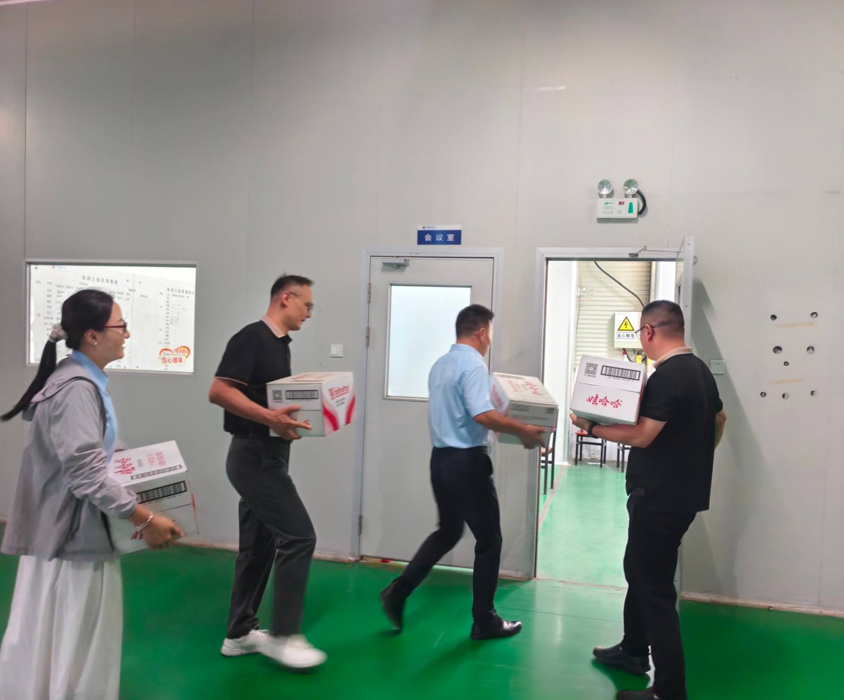 炎炎夏日送清凉 心系一线暖人心 | JJB竞技宝开展“夏季送清凉”慰问活动